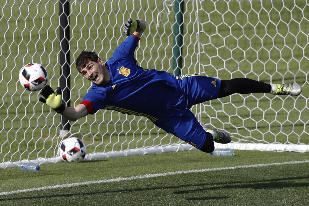 Iker Casillas anuncia su retiro del futbol