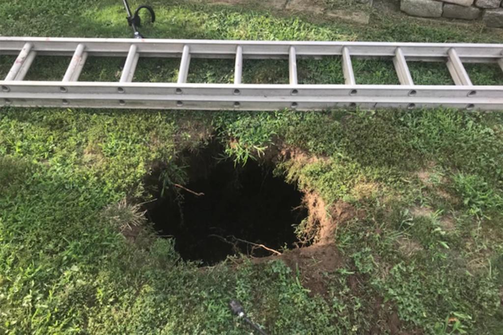 Hombre sobrevive tras caer en un pozo negro que se formó en su jardín