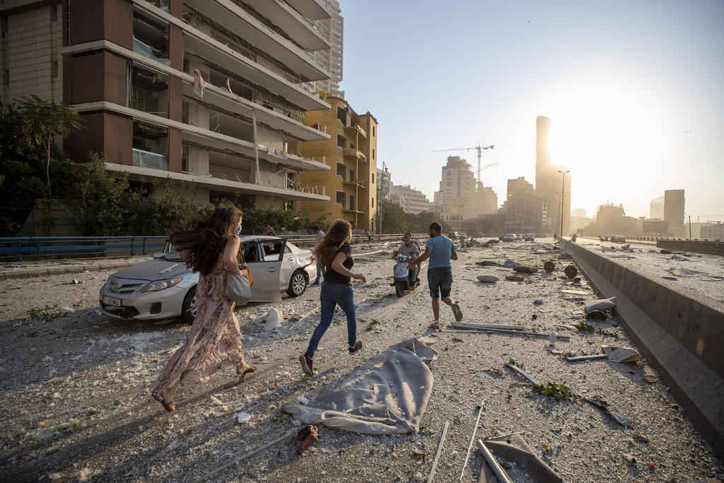 Reportan al menos 10 muertos por explosión en Beirut