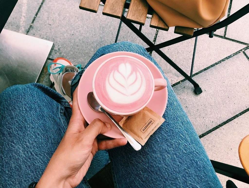 ¿Qué contiene la popular bebida pink latte?