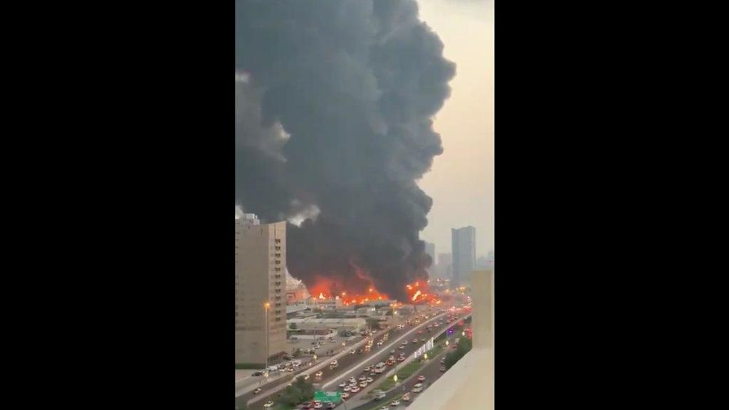 VIDEO: Se registra fuerte incendio en mercado de Emiratos Árabes Unidos