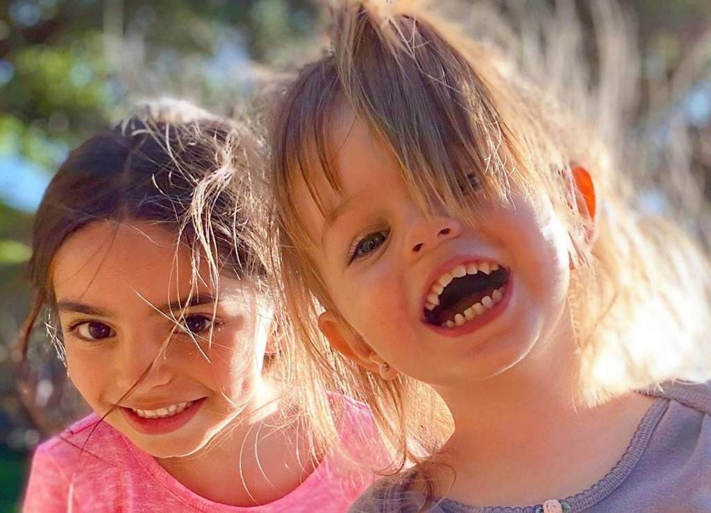 Aislinn Derbez defiende a su hija tras críticas por sus dientes