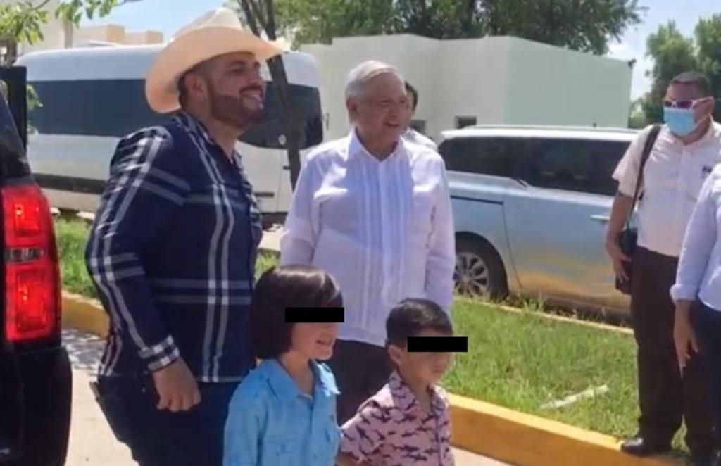 VIRAL: López Obrador posa junto a El Komander para una fotografía