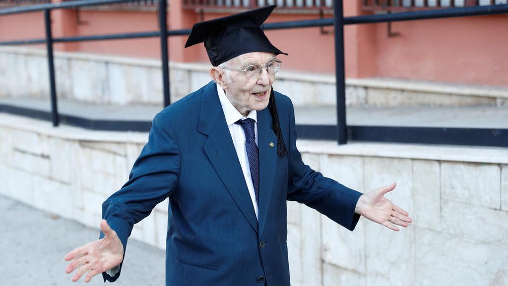Anciano de 96 años cumple su sueño de graduarse de la universidad