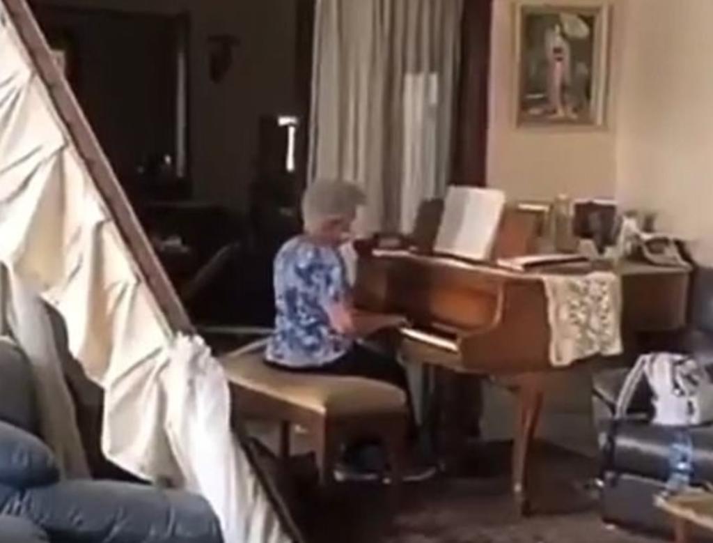 Anciana toca el piano entre escombros de su casa tras explosión en Beirut