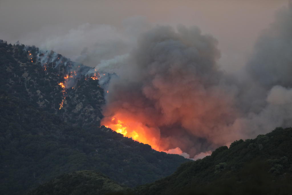 Avanza incendio forestal cerca de Los Ángeles