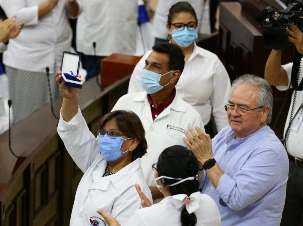 Médicos son condecorados en Nicaragua por atender la pandemia de COVID-19