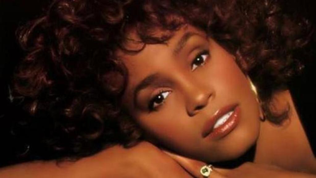 1963: Nacimiento de Whitney Houston, aclamada famosa cantante, actriz, compositora, productora, empresaria y modelo