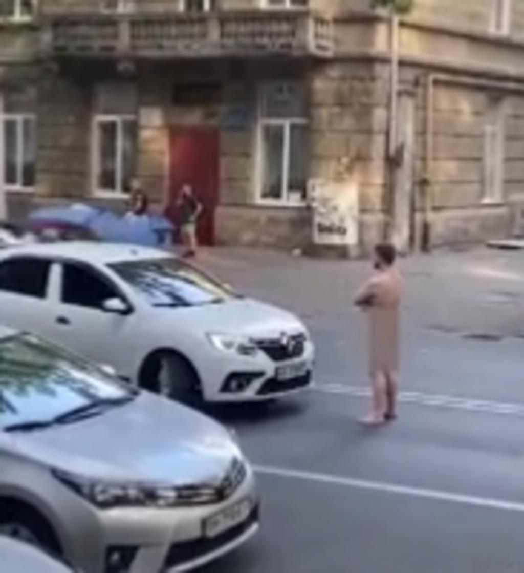 Hombre desnudo bloquea el tráfico y termina noqueado por un conductor
