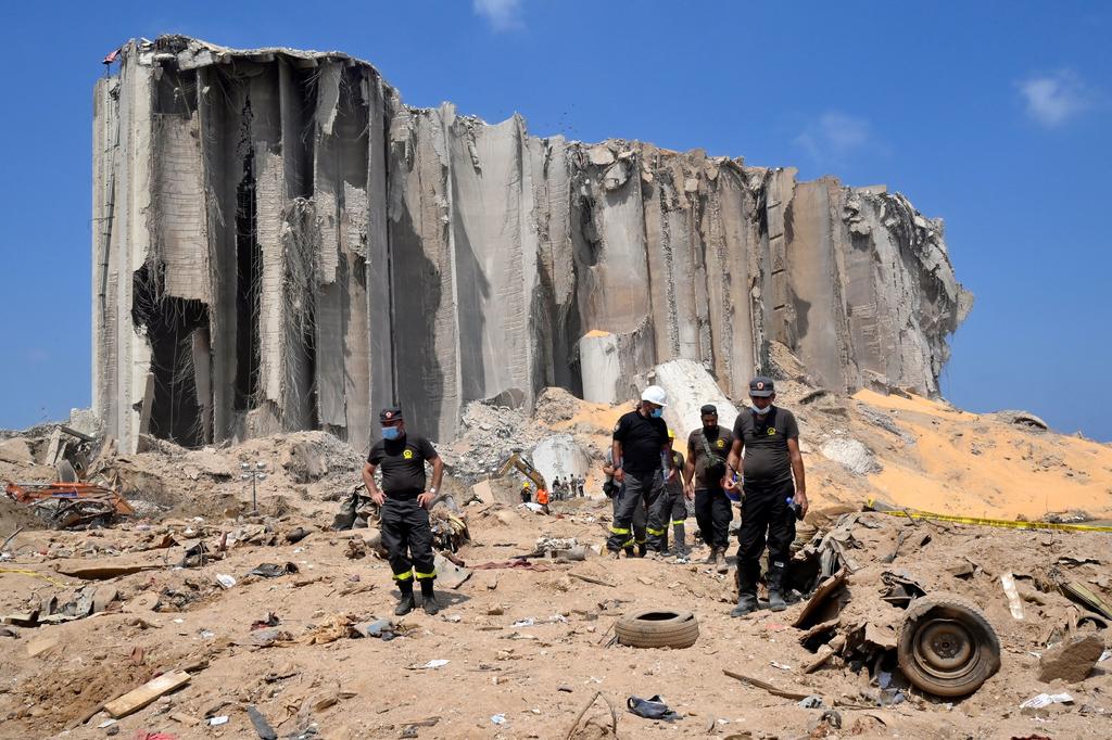 Vecinos echan a ministros de la zona afectada por la explosión en Líbano