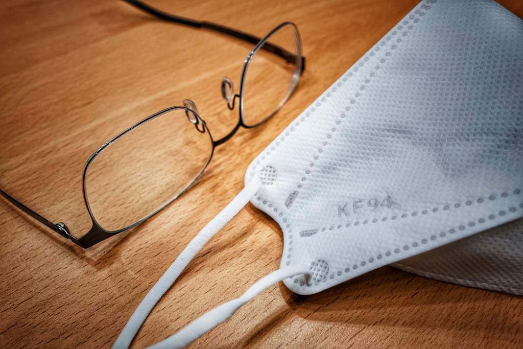 ¿Cómo evitar que se empañen los lentes por el cubrebocas?