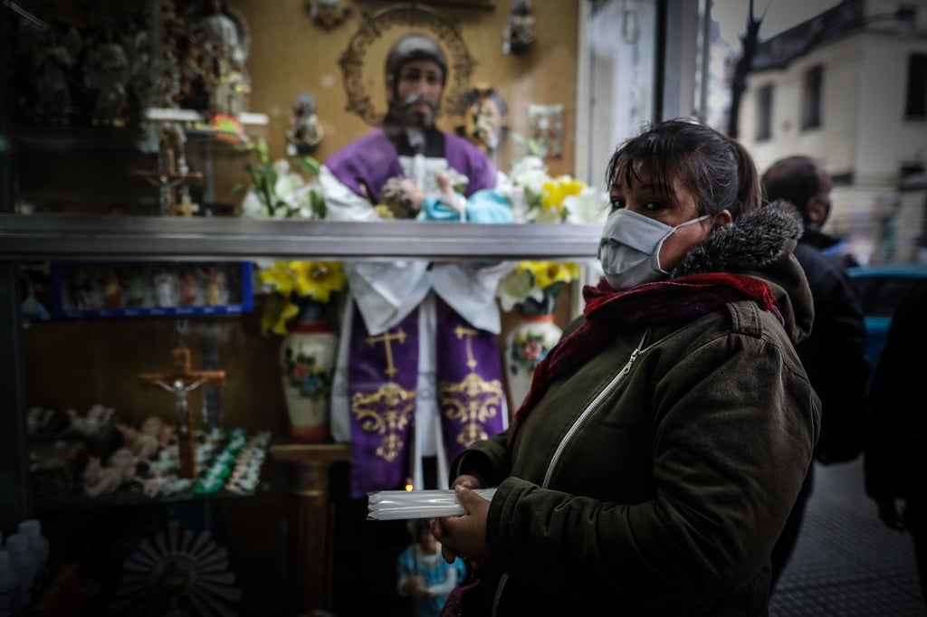 Argentinos imploran al santo del 'pan y el trabajo' en medio de la pandemia