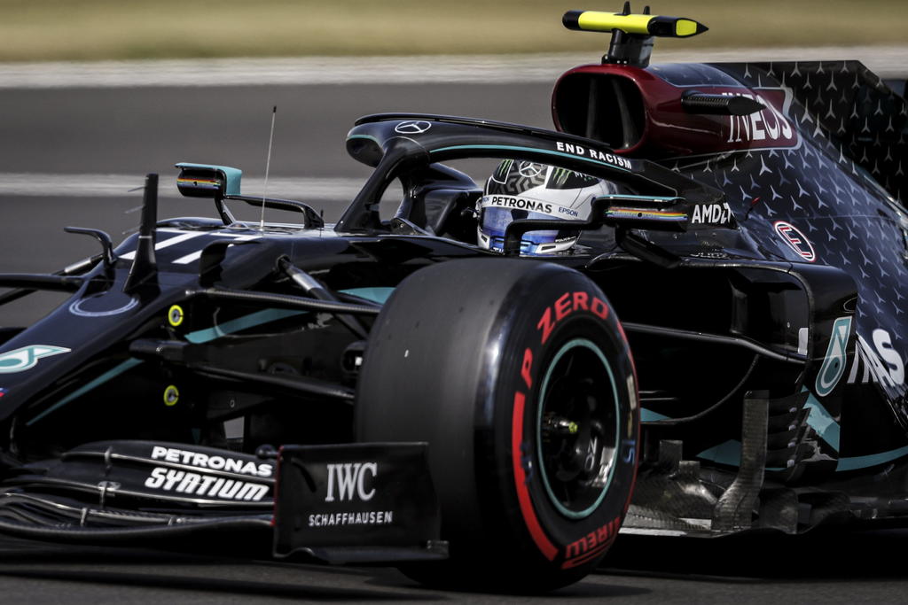 Bottas le gana la 'pole position' a Hamilton y saldrá primero en Silverstone