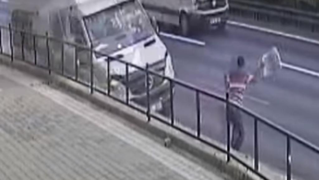 Hombre por poco es atropellado por furgoneta que perdió el control