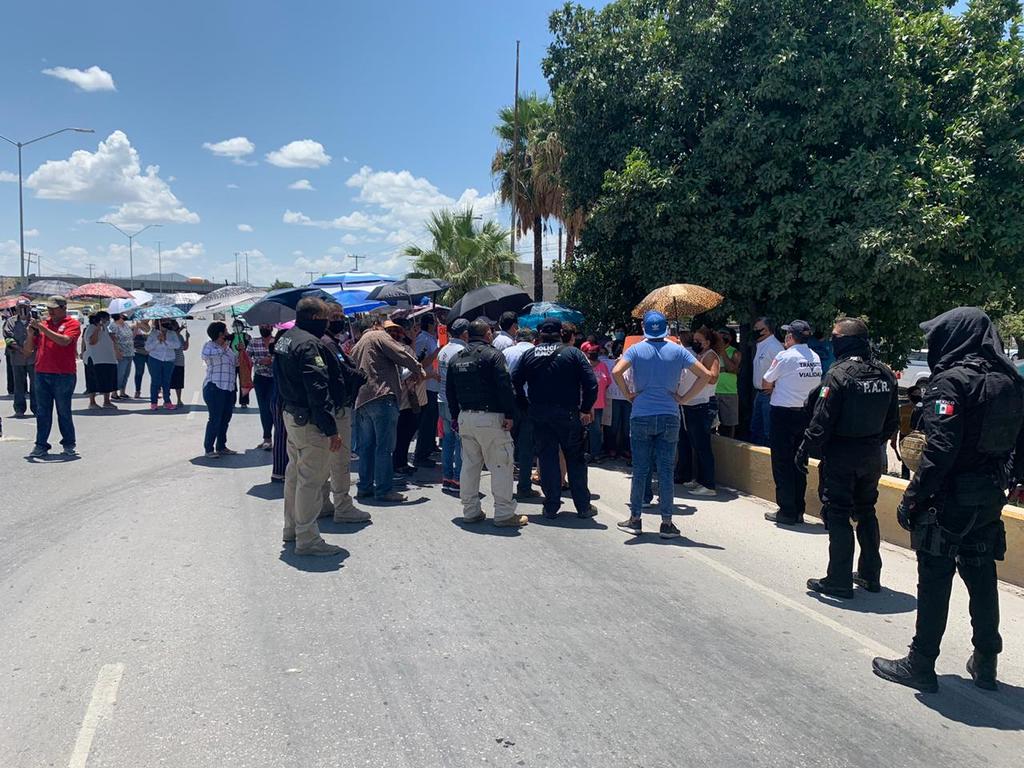 Vecinos de Villa Florida bloquean carretera Torreón- San Pedro para exigir agua