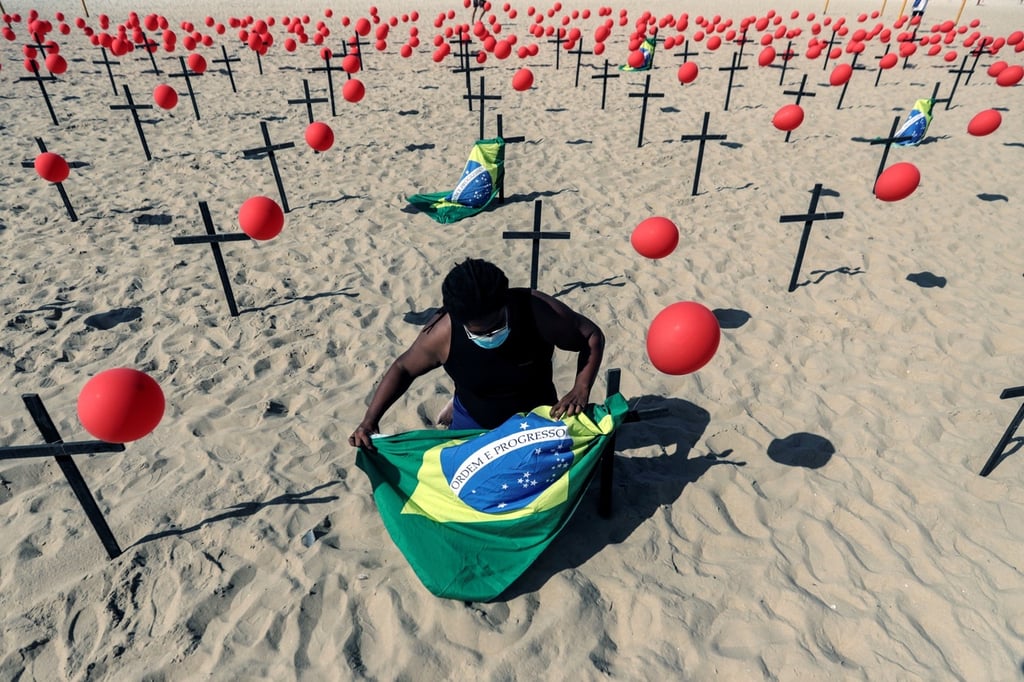 Copacabana amanece con cruces en tributo a muertes por Covid-19