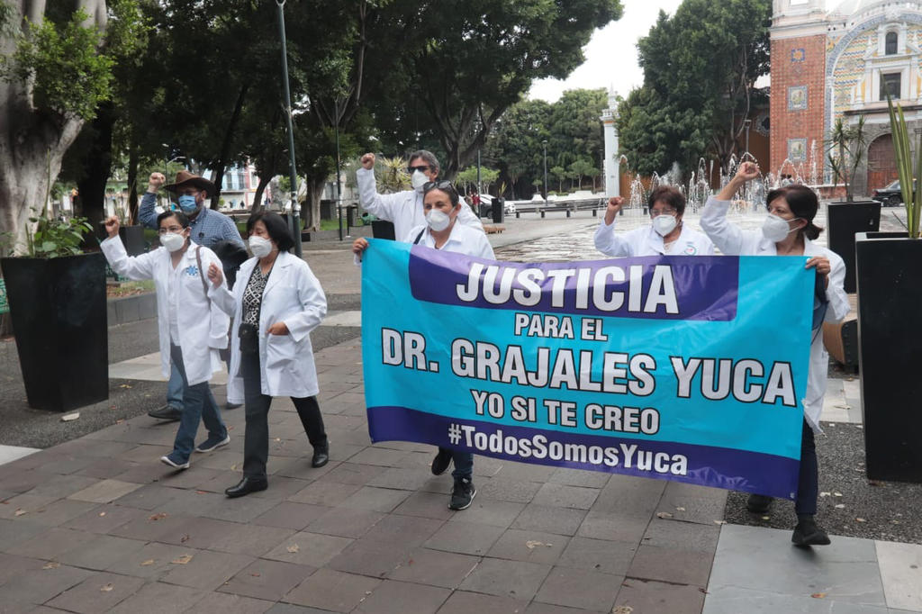 Marchan en apoyo de médico acusado de abuso de autoridad en Chiapas