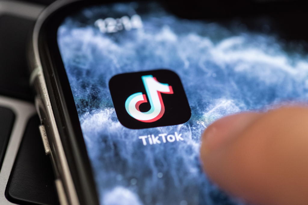 Explora Twitter posible compra de TikTok en EUA