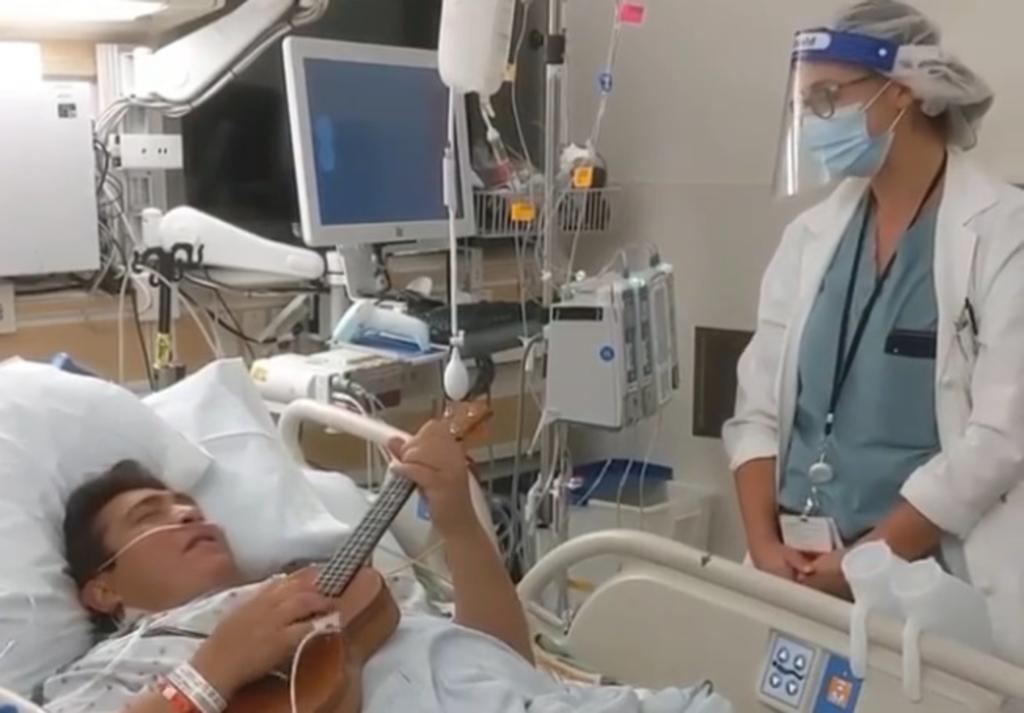 Paciente y doctora conmueven al cantar 'Stand by me'