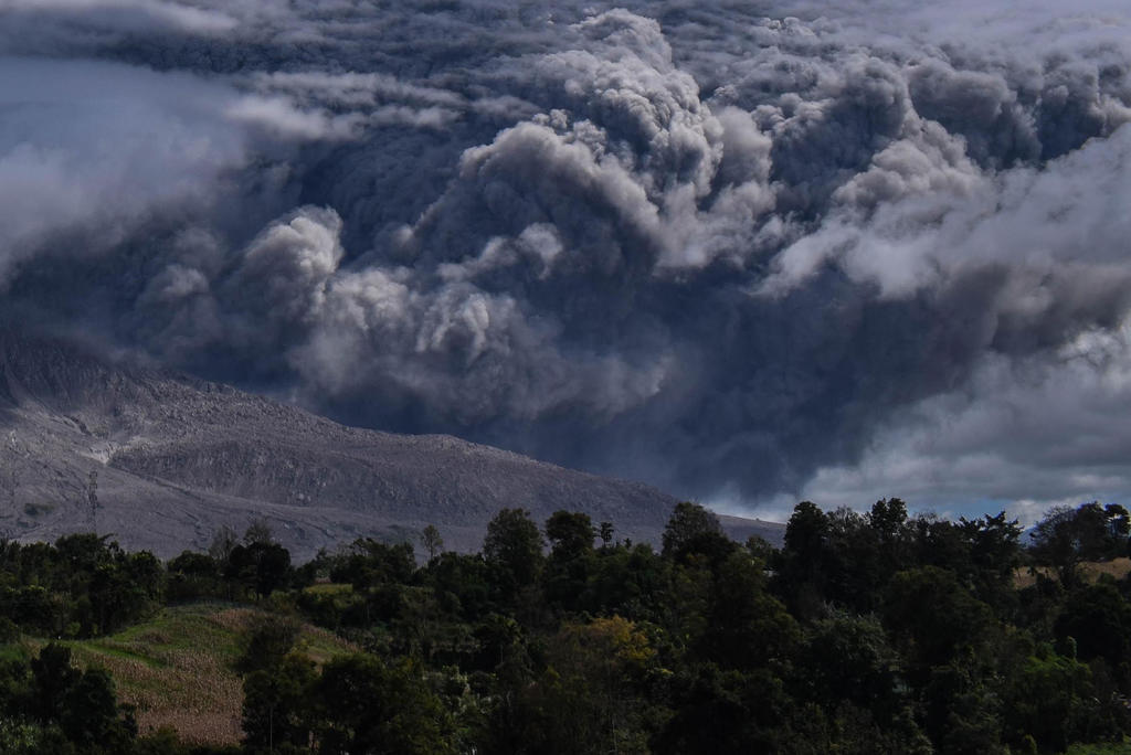 VIDEO: Localidad cercana al volcán Sinabung en total oscuridad tras erupción