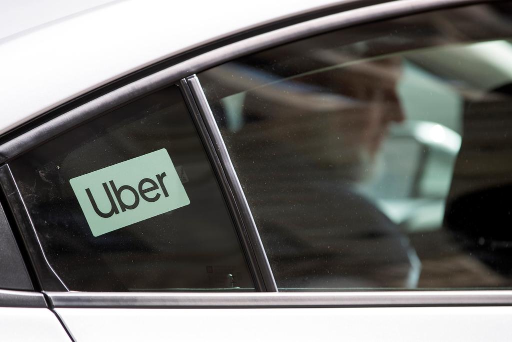 Obliga juez a Uber a clasificar a conductores como empleados en California