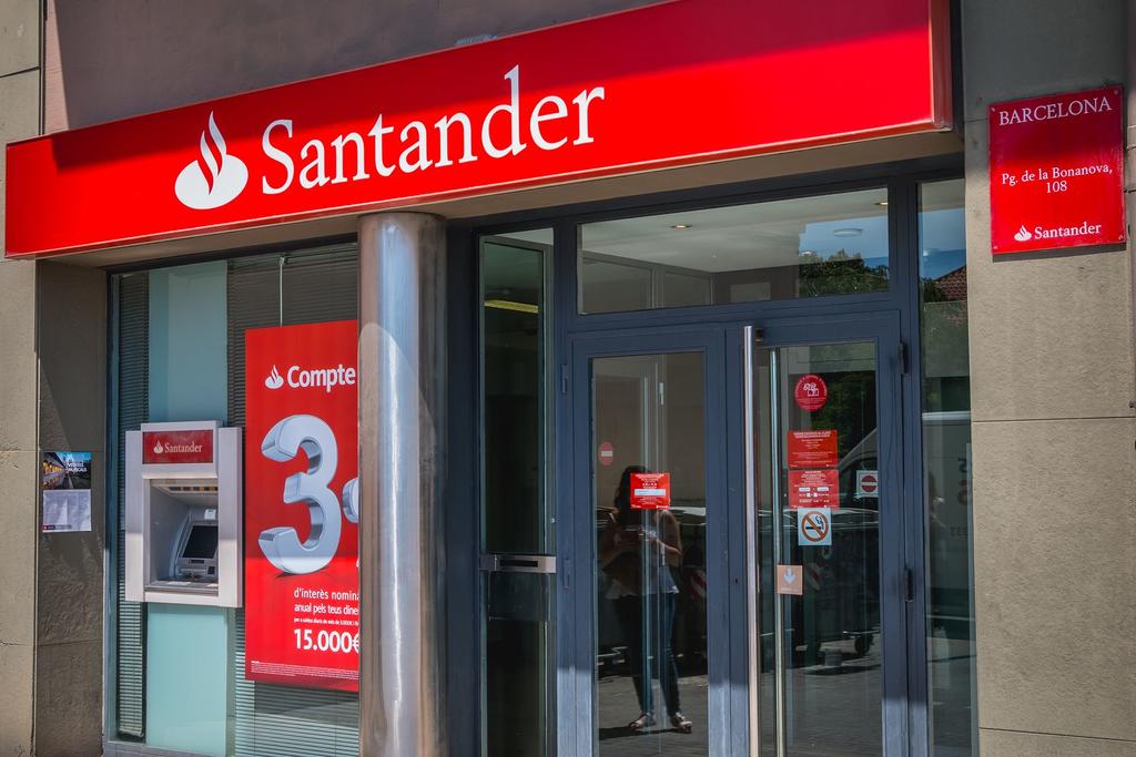 Cofece multa a Santander por modificar cláusula de no competencia