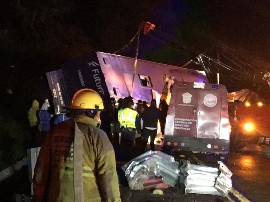 Vuelca autobús en la autopista México-Toluca; hay 10 muertos