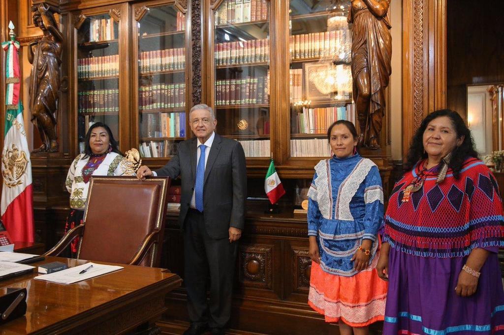 Presenta AMLO a terna de mujeres indígenas para el Conapred