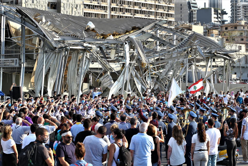 Cientos de personas recuerdan a víctimas de explosión en Beirut