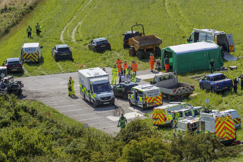 Reportan tres muertos por descarrilamiento de tren en Escocia