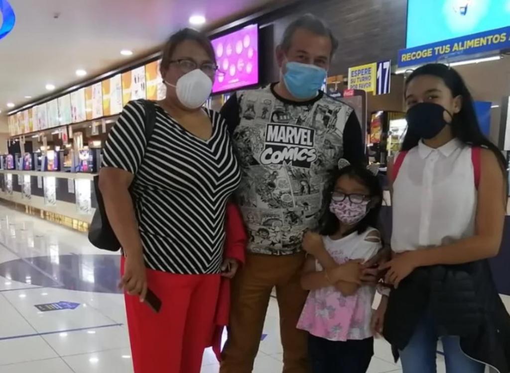Familia retoma su 'tradición' de ir al cine en la pandemia