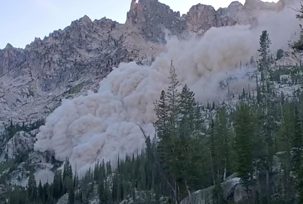 Captan el momento del derrumbe de una montaña causado por un sismo