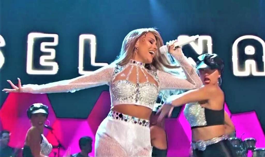 Danna Paola rinde tributo a Selena en Premios Juventud