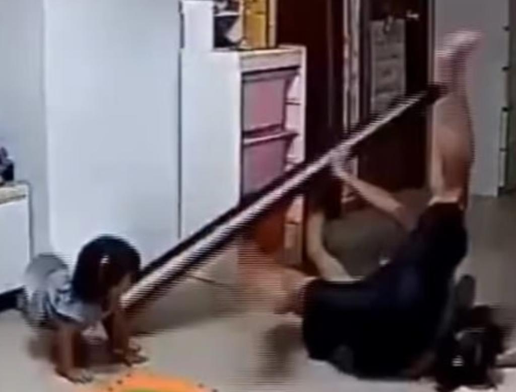 Padre salva a su hija de que le caiga encima un espejo