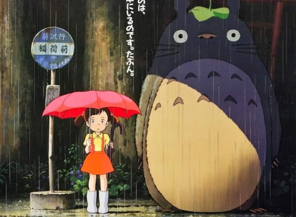 ¿Quién es la niña que aparece en el poster de Mi vecino Totoro?