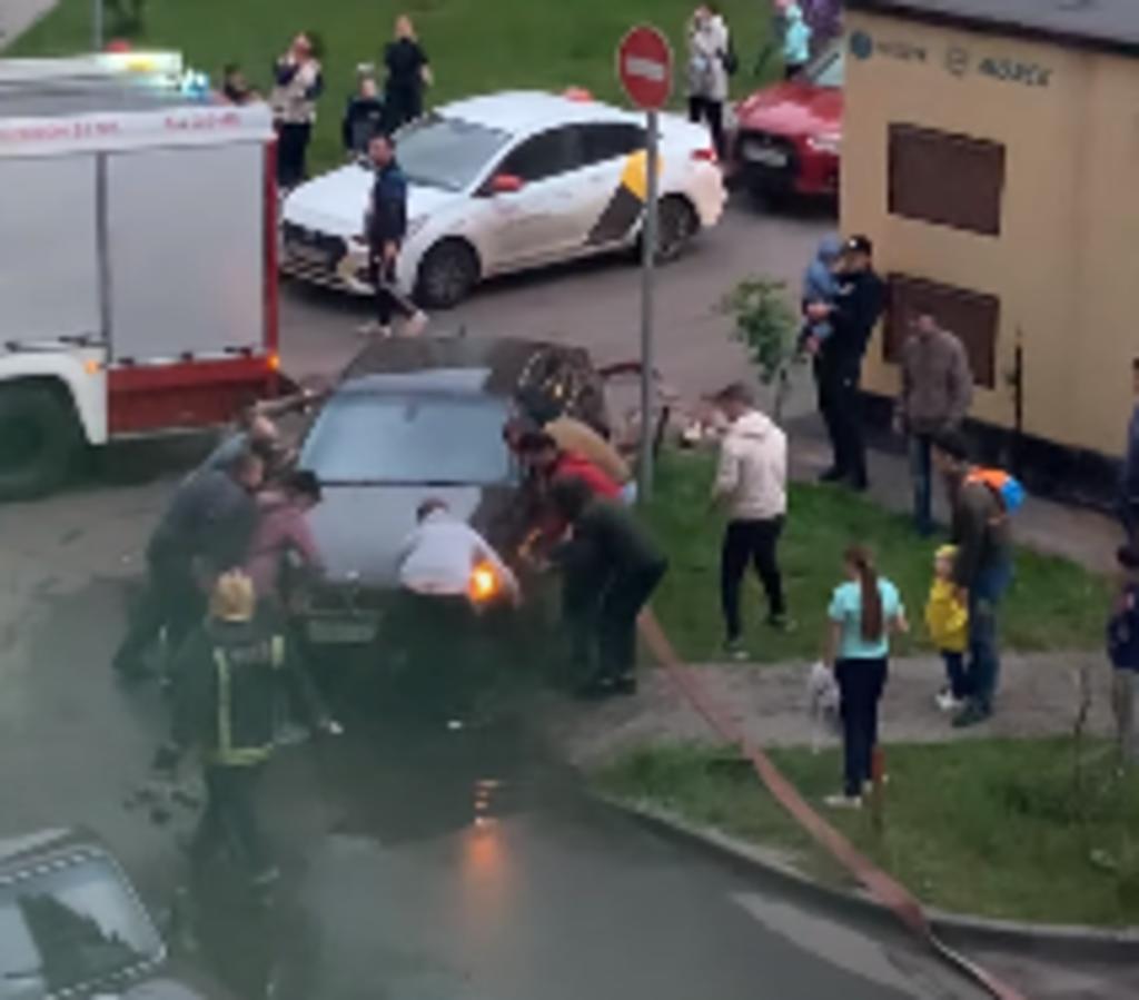 Vecinos unen fuerzas y levantan un carro para que un camión de bomberos pueda pasar