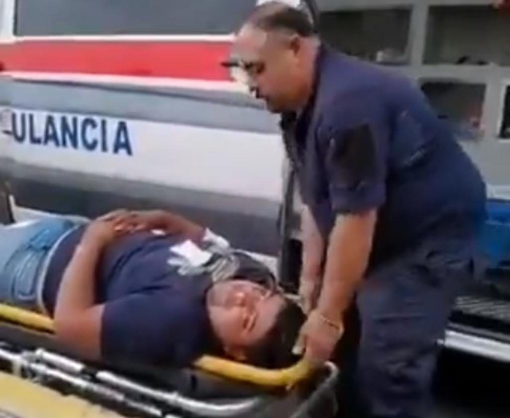 Bajan de ambulancia a herido por no tener dinero para pagar servicio
