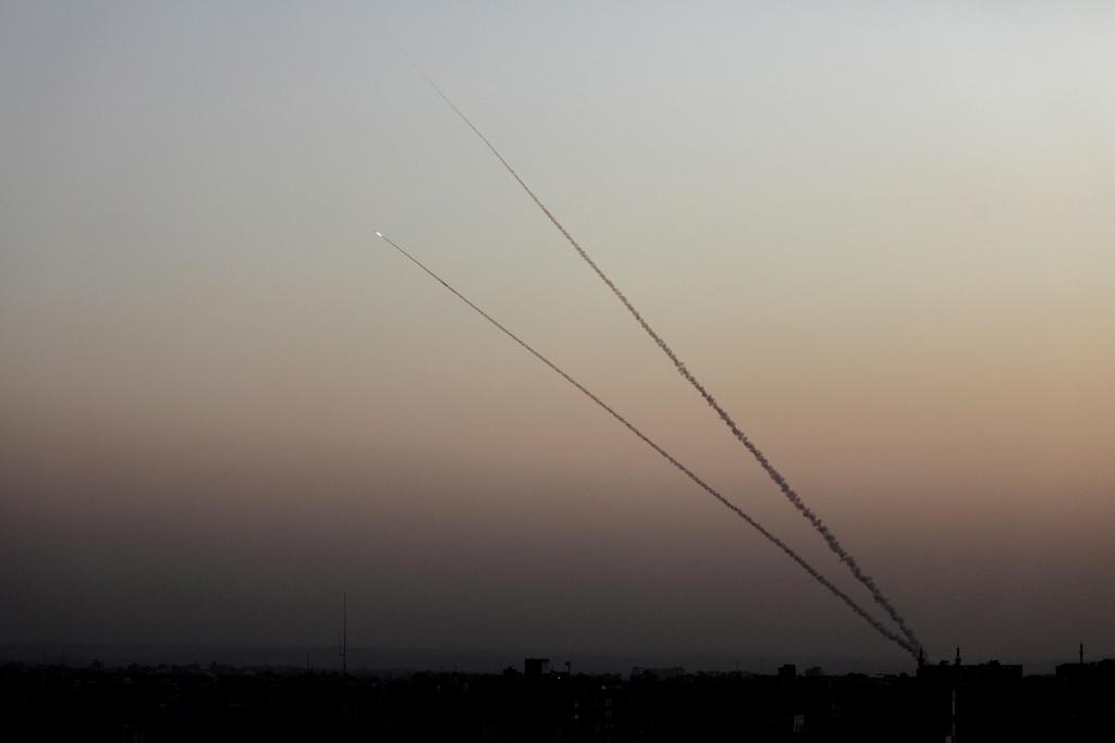 Lanzan palestinos un cohete desde Gaza contra Israel
