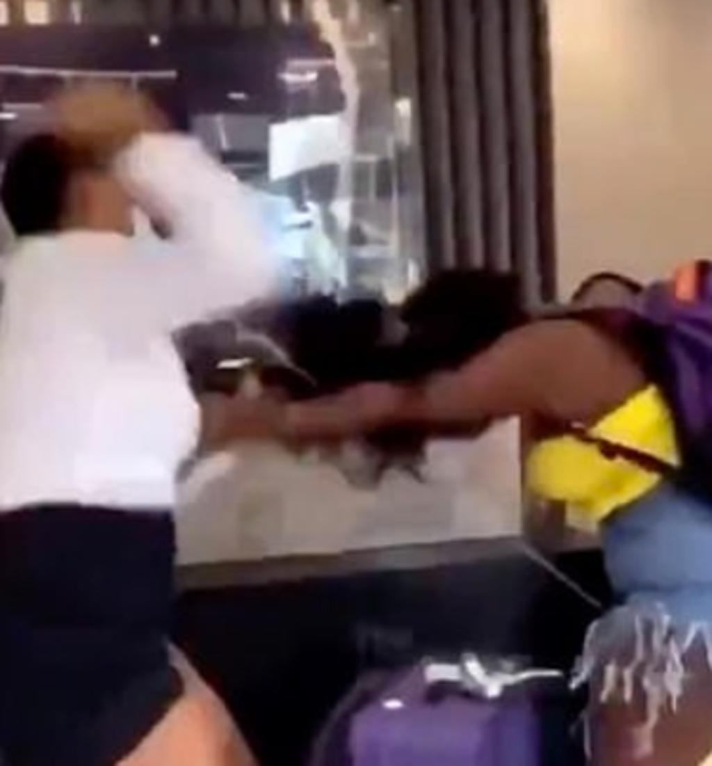 Empleada de hotel protagoniza una aparatosa pelea con una huésped en pleno vestíbulo