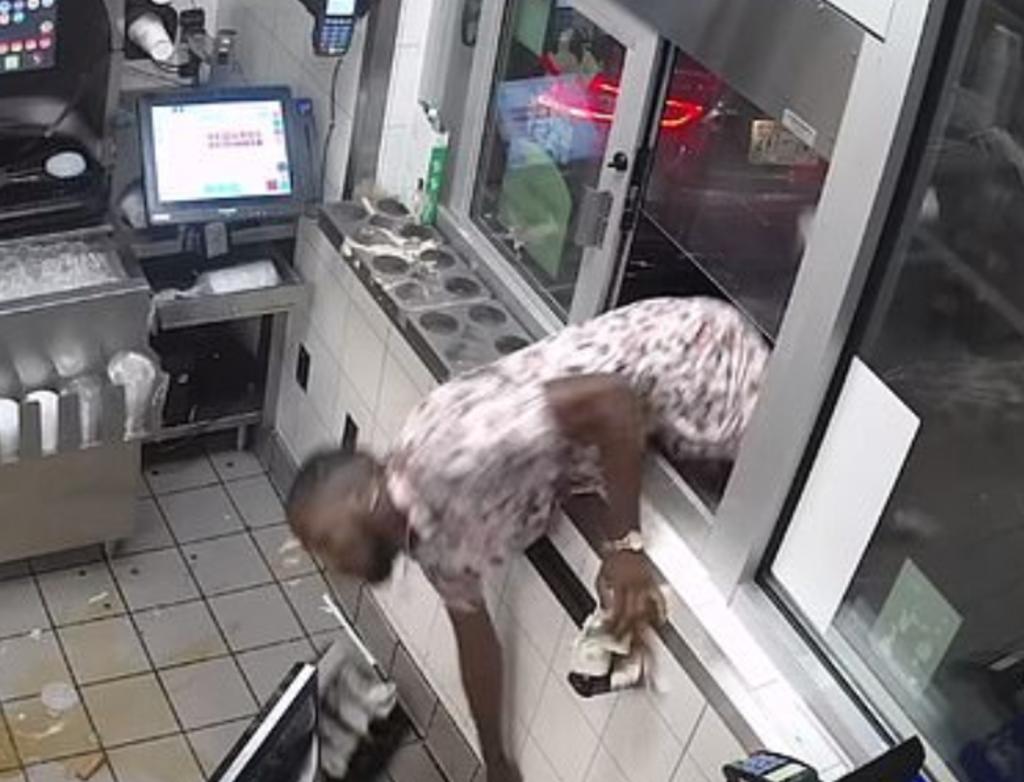 Hombre enfurece e intenta robar un restaurante a través de la ventana de autoservicio
