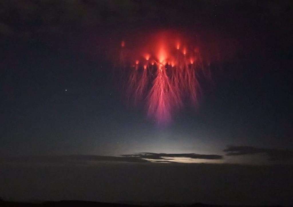 Aparece una ‘medusa roja’ en el cielo tras una tormenta eléctrica