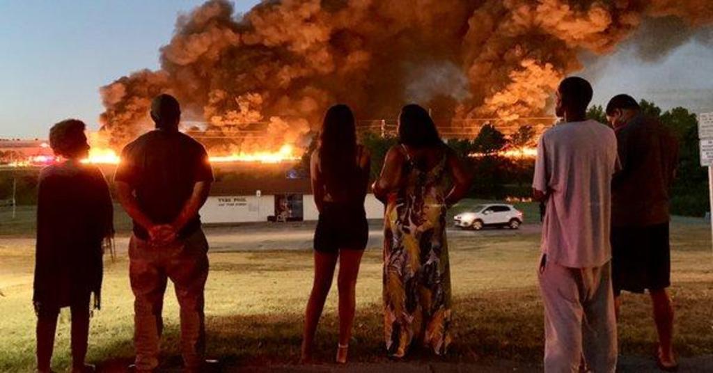 Incendio masivo afecta fábrica de plástico en Texas