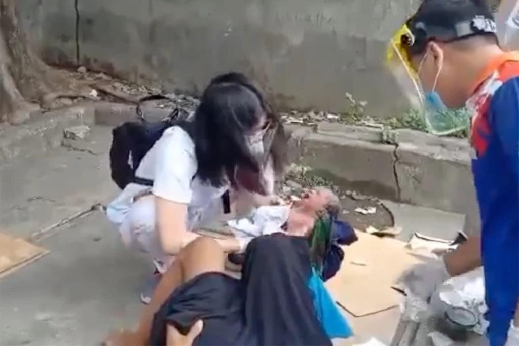 Enfermera ayuda a una mujer a dar a luz en la calle