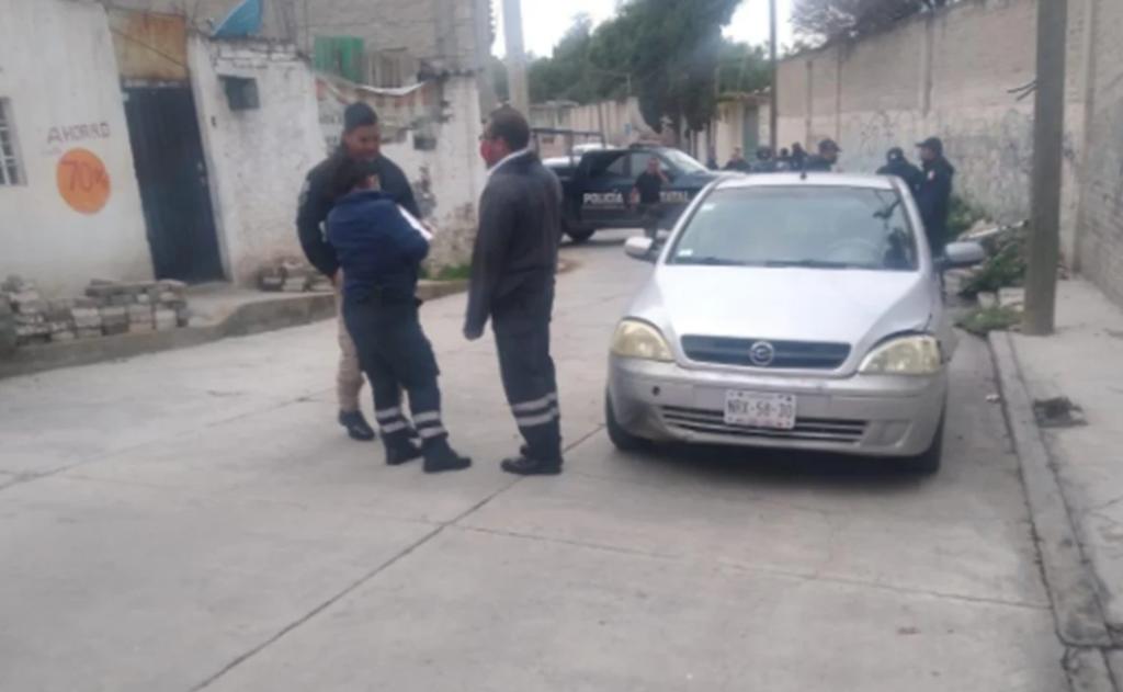 Hallan cuerpo de hombre asesinado dentro de auto en Los Reyes La Paz