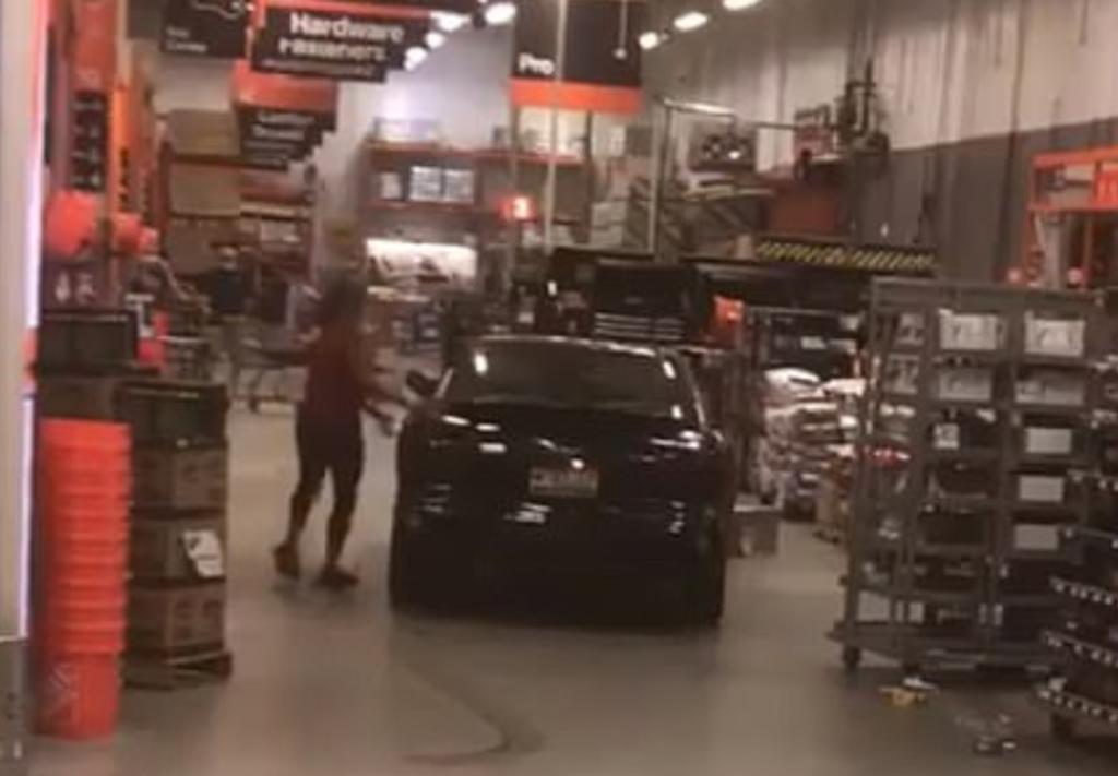 Mujer ingresa a una tienda en un auto y procede a robar mercancía