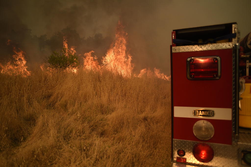 Incendios consumen 190 kilómetros cuadrados cerca de zona vinícola en California