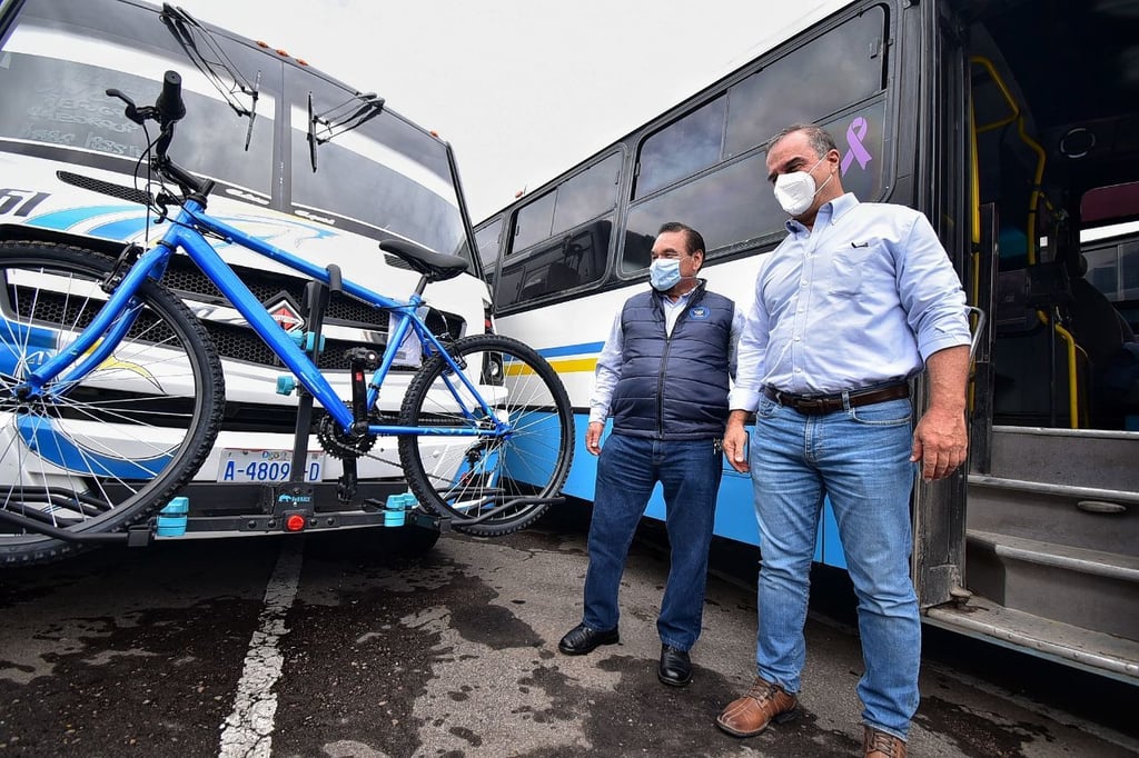 Promueve Salum uso de bicicleta con racks en el transporte público