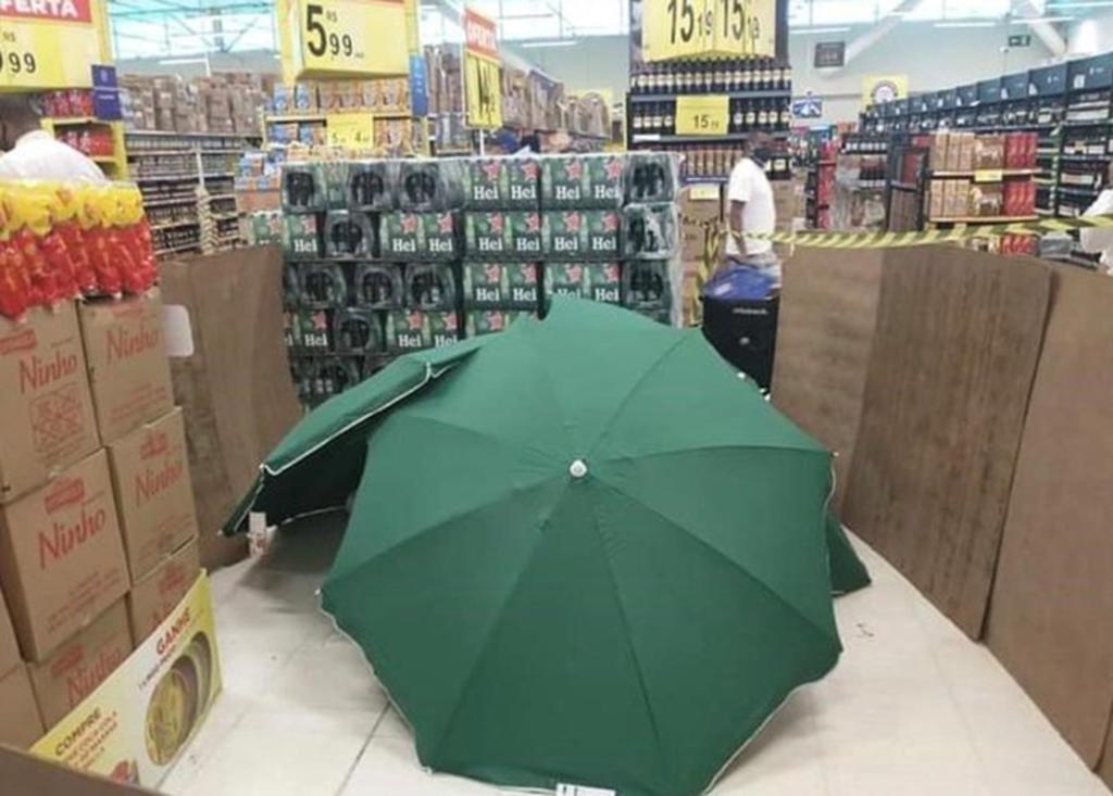 Supermercado tapa el cuerpo de un fallecido con sombrillas y sigue vendiendo
