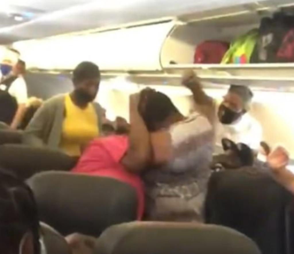 Mujeres protagonizan aparatosa pelea en pleno avión por el uso del cubrebocas