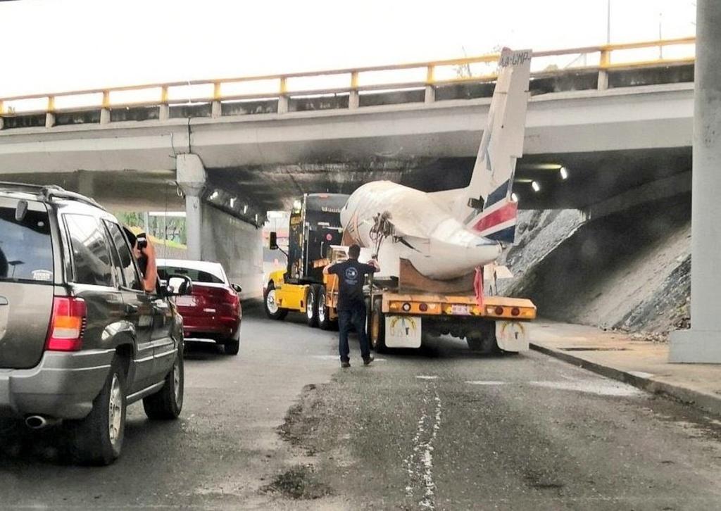 VIRAL: Avión queda atorado bajo un puente en Viaducto Tlalpan